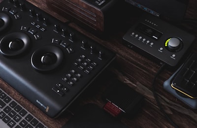 短视频与播客兴起 监听耳机与电容麦克风需求同步上扬